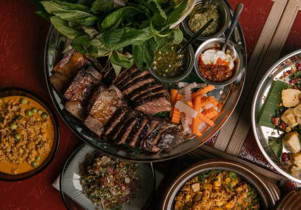 Mesa con comida fresca y platos naturales preparados de manera simple